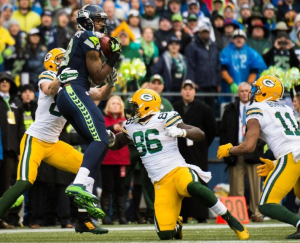 Chris Matthews comes down with the onside kick amid several Packers (Seahawks.com)